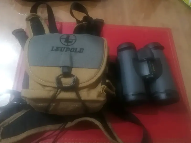 Binoculares Leupold con estuche resistente - 1