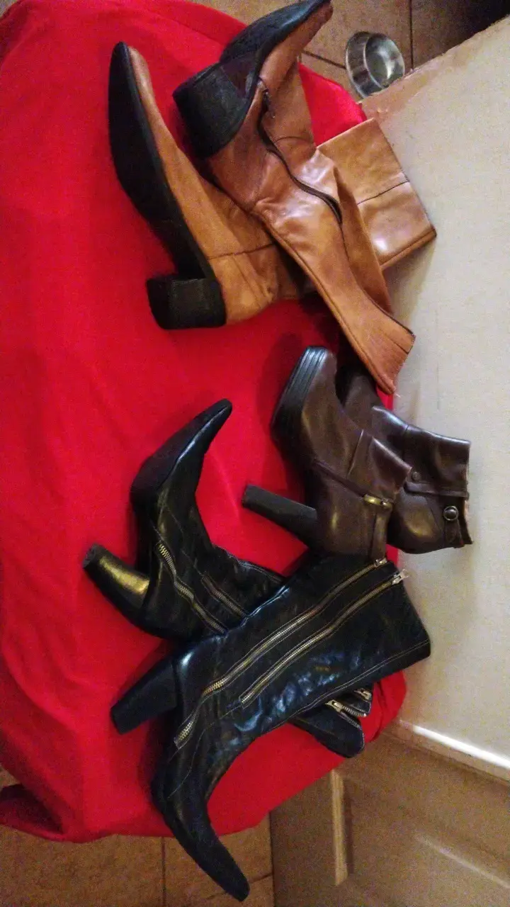 Lote de botas de cuero para mujer