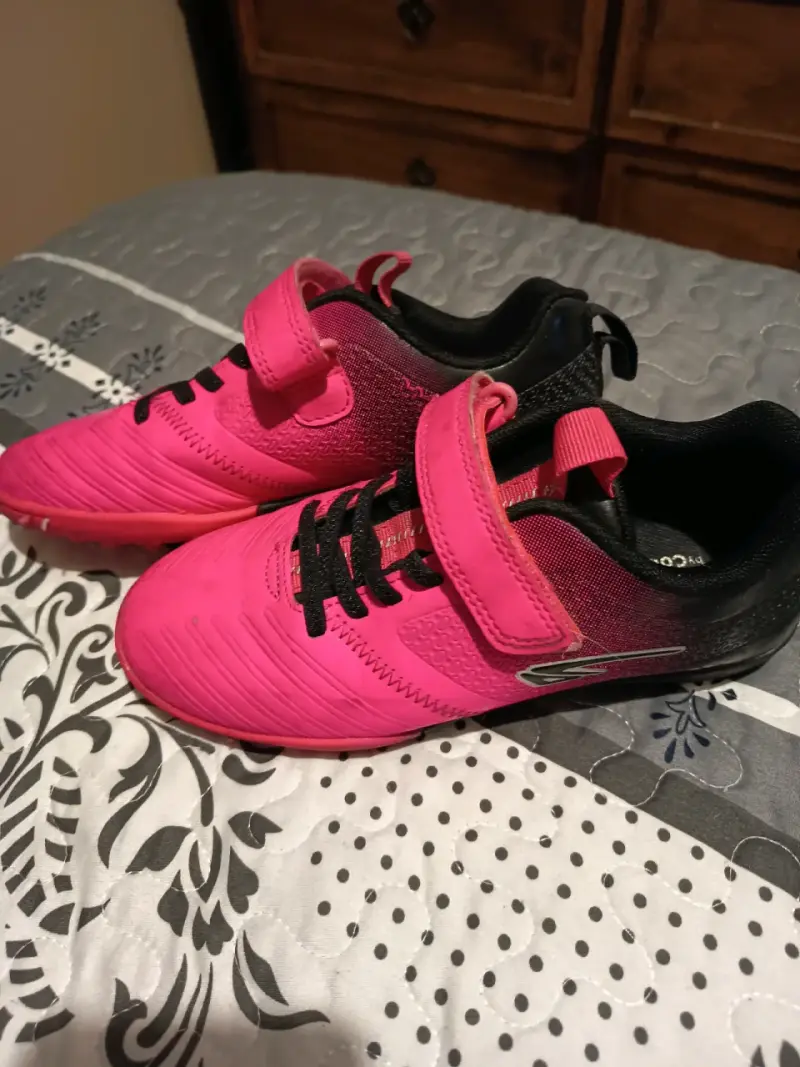 Zapatillas de futbol infantiles rosadas - 1