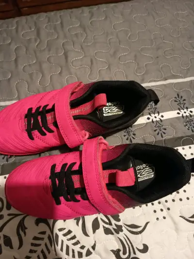 Zapatillas de futbol infantiles rosadas - miniatura 2
