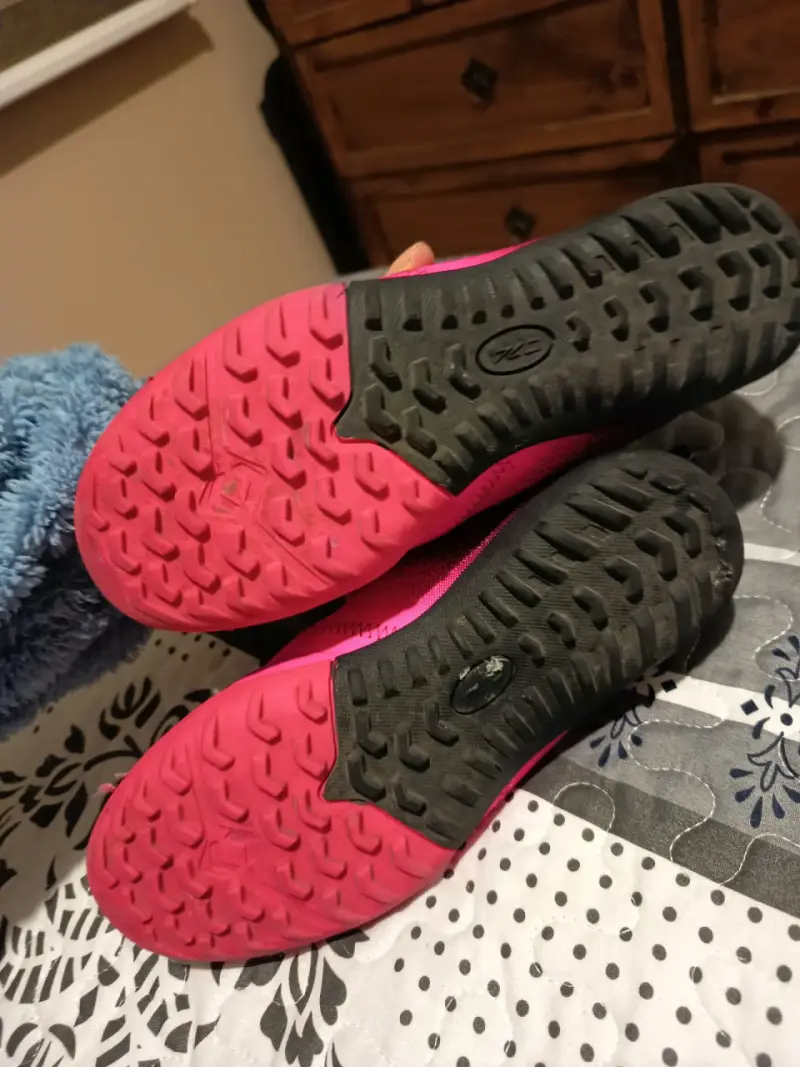 Zapatillas de futbol infantiles rosadas - 3