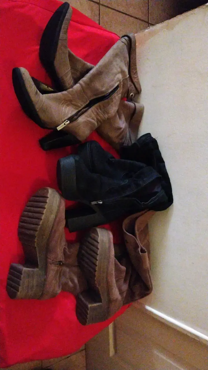 Botas de cuero con tacón alto
