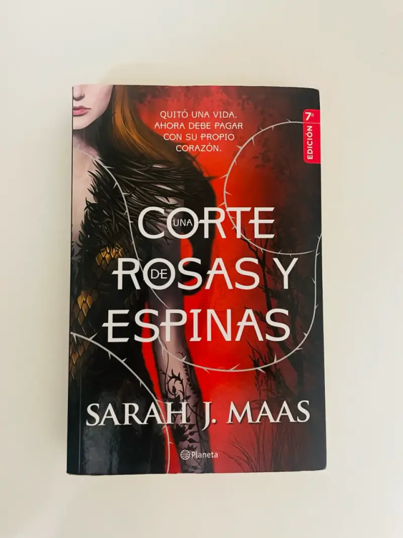 Libro 'Una Corte de Rosas y Espinas' Sarah J. Ma - 1