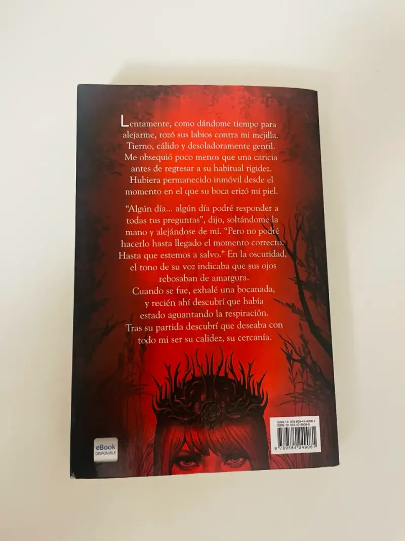 Libro 'Una Corte de Rosas y Espinas' Sarah J. Ma - 2