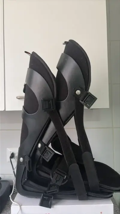 Botas ortopédicas negras ajustables - miniatura 1