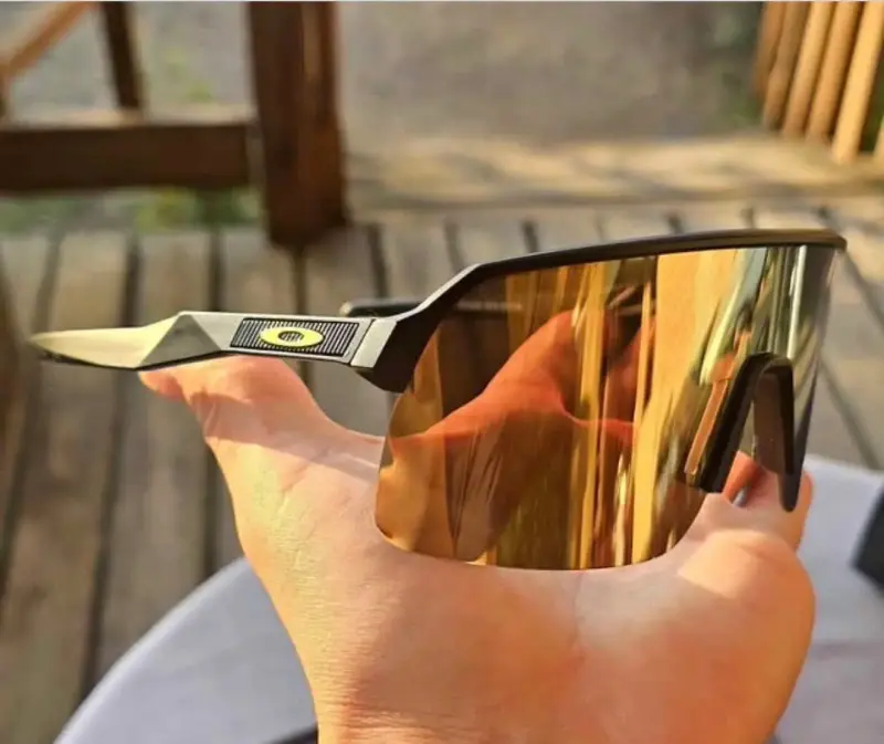 Gafas de sol deportivas con lente dorada Oakley