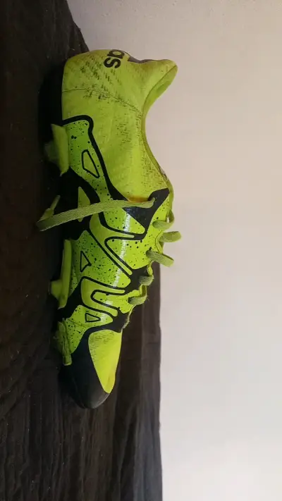 Botines de fútbol Adidas amarillos - miniatura 1