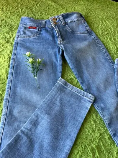 Jeans azul claro de mezclilla para mujer - miniatura 1