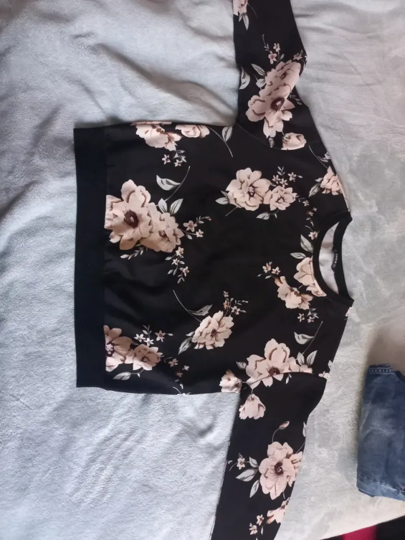 Polerón floral negro de manga larga