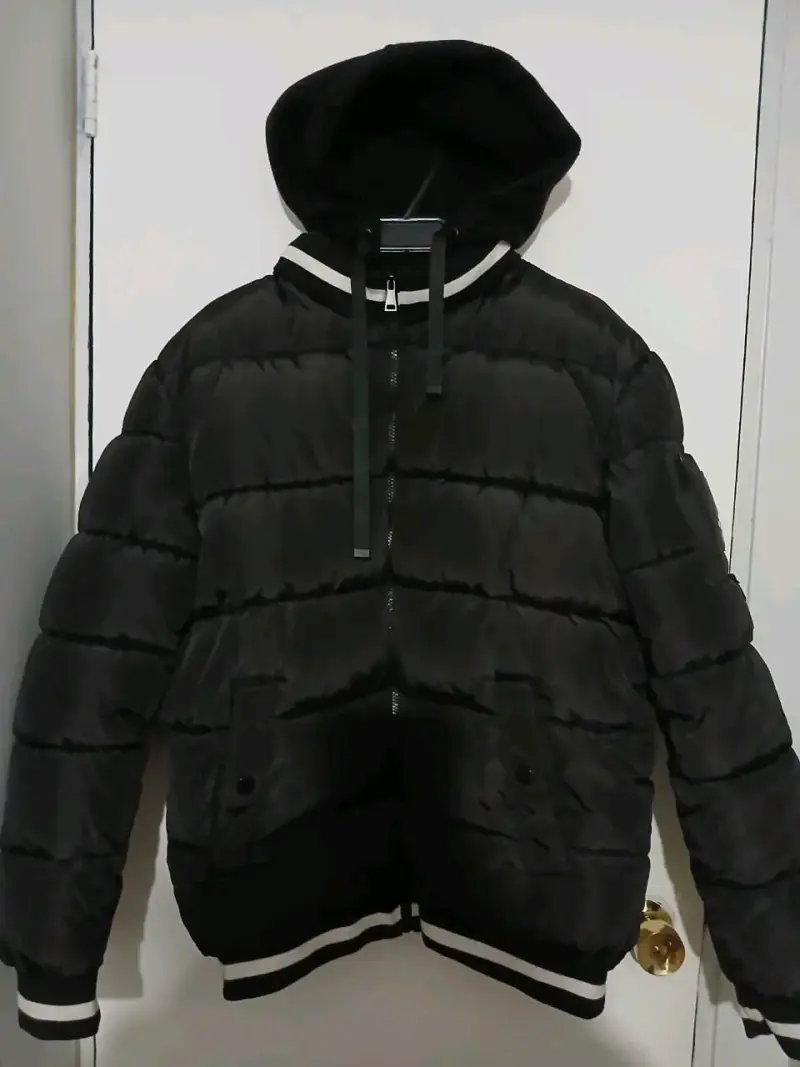 Chaqueta acolchada negra con capucha - 1