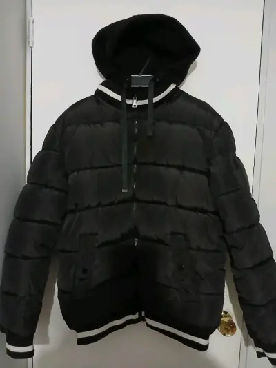 Chaqueta acolchada negra con capucha - miniatura 1