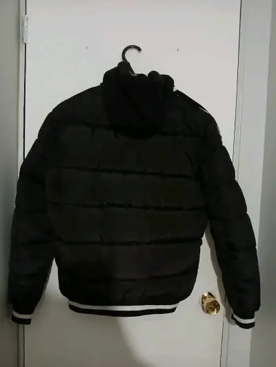 Chaqueta acolchada negra con capucha - miniatura 2