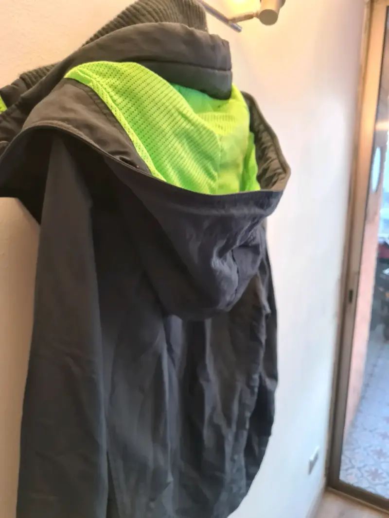 Chaqueta impermeable con capucha verde - 1