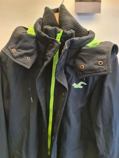 Chaqueta impermeable con capucha verde - miniatura 3