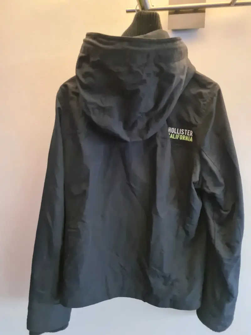 Chaqueta impermeable con capucha verde - 4