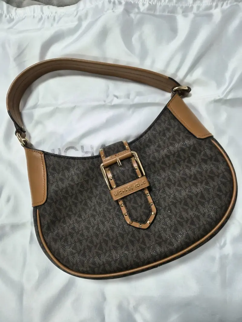Cartera Michael Kors marrón con detalles dorados - 1