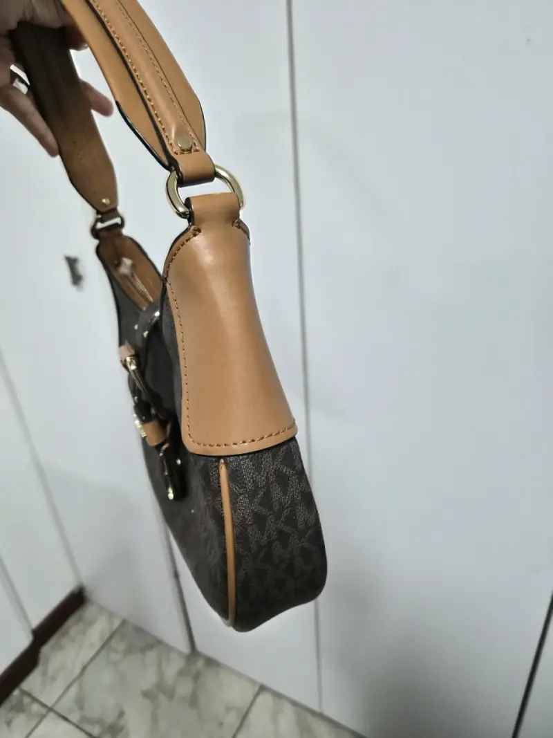 Cartera Michael Kors marrón con detalles dorados - 3