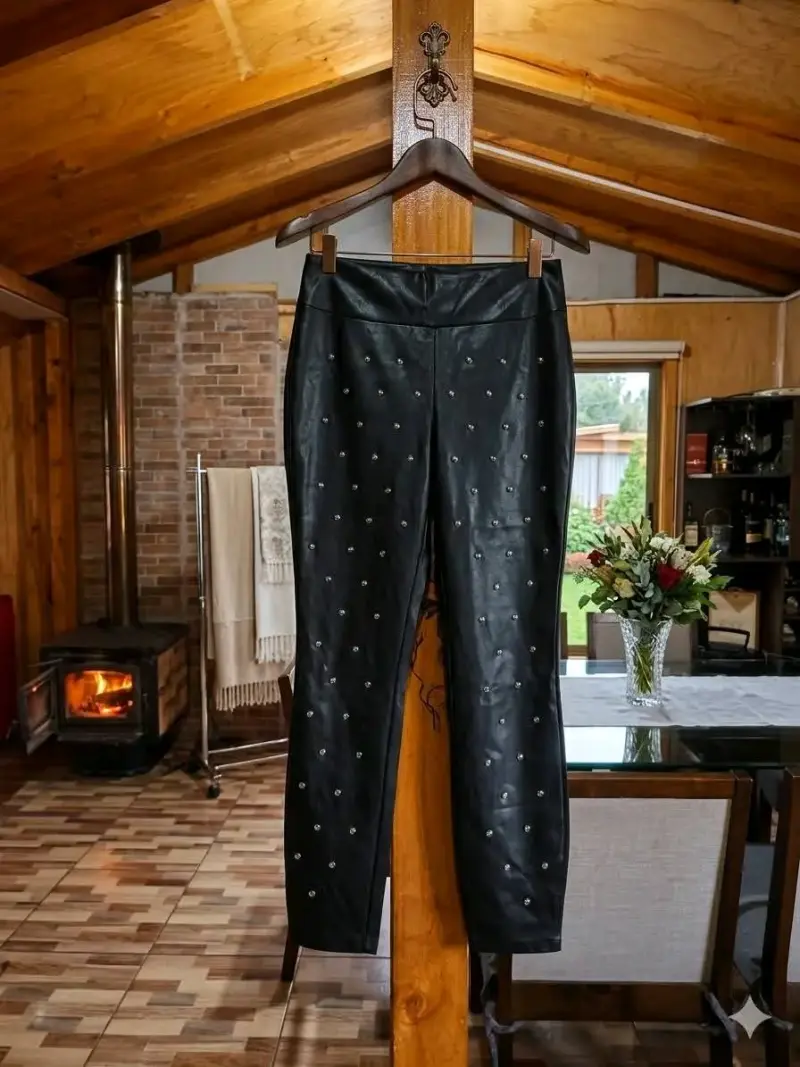 Pantalones de ecocuero negro con tachuelas - 1