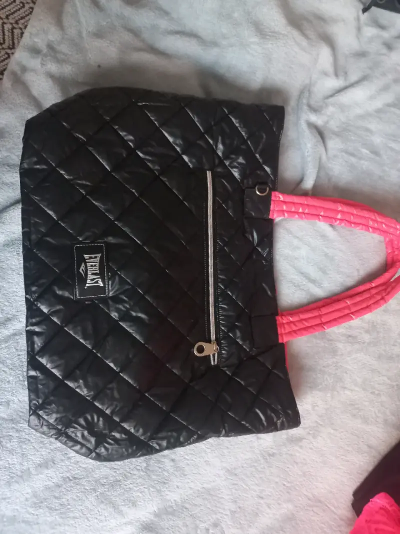 Bolso negro acolchado Everlast con asas rosadas
