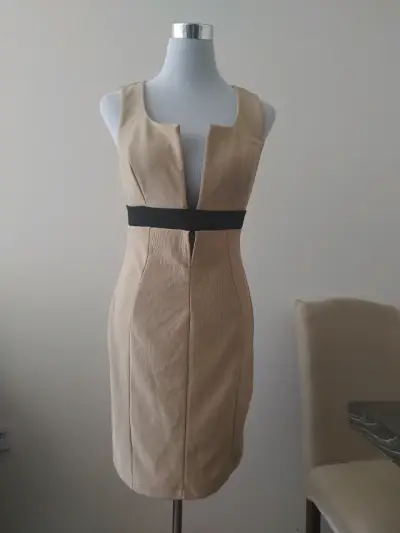 Vestido beige sin mangas con detalle negro - miniatura 1