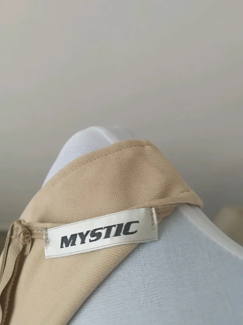 Vestido beige sin mangas con detalle negro - 2