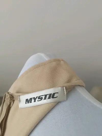 Vestido beige sin mangas con detalle negro - miniatura 2