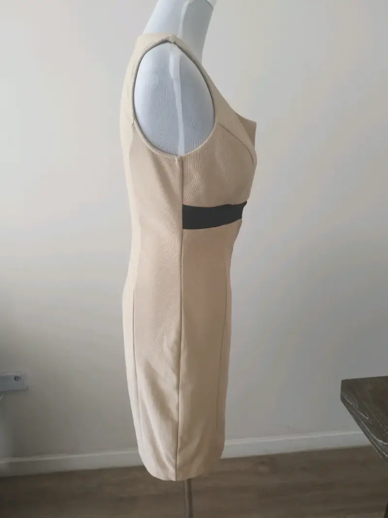 Vestido beige sin mangas con detalle negro - 3