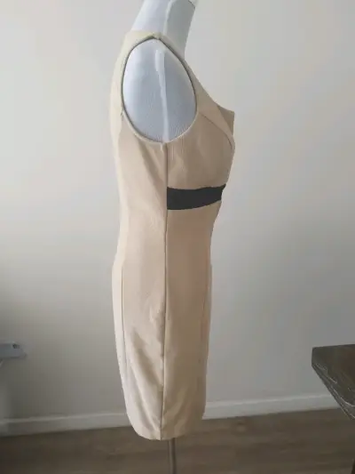Vestido beige sin mangas con detalle negro - miniatura 3