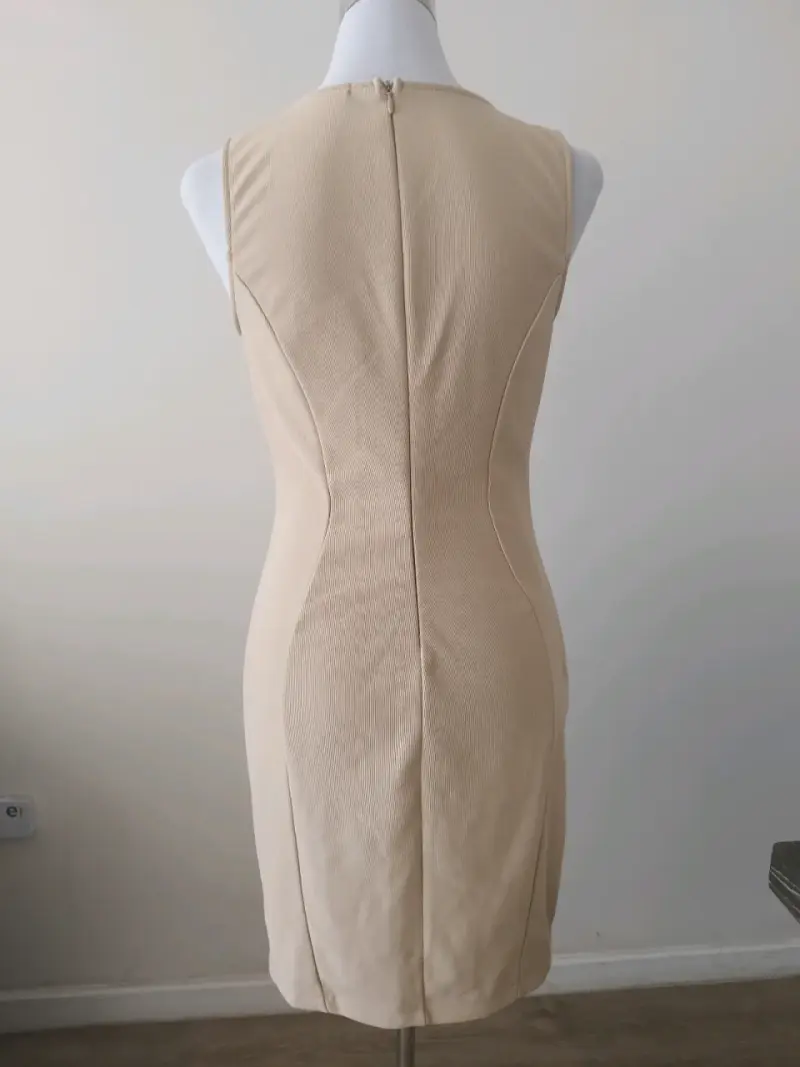 Vestido beige sin mangas con detalle negro - 4