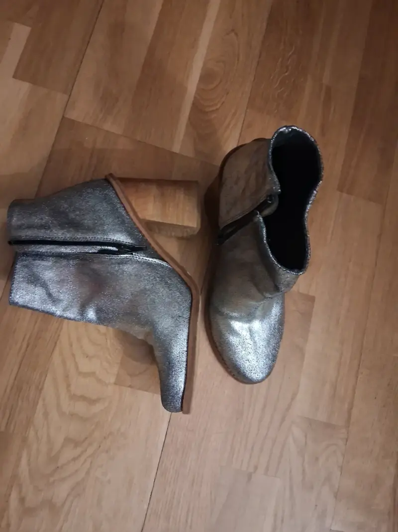 Botines plateados de cuero con tacón de madera - 1