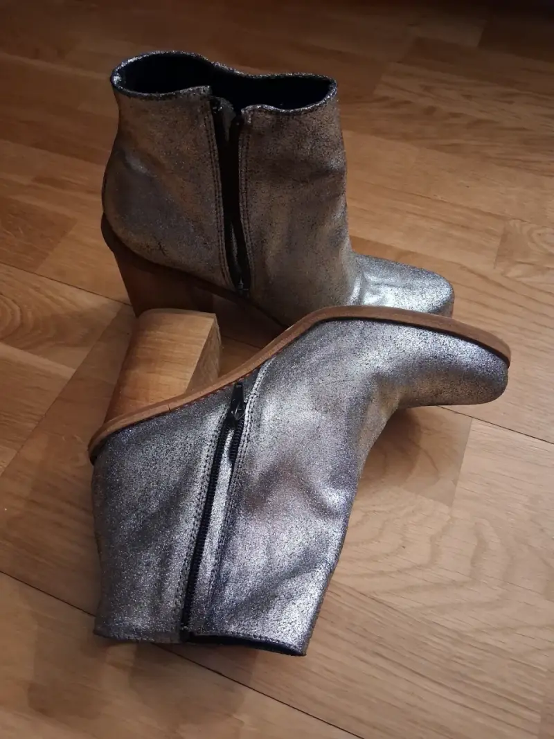 Botines plateados de cuero con tacón de madera - 2