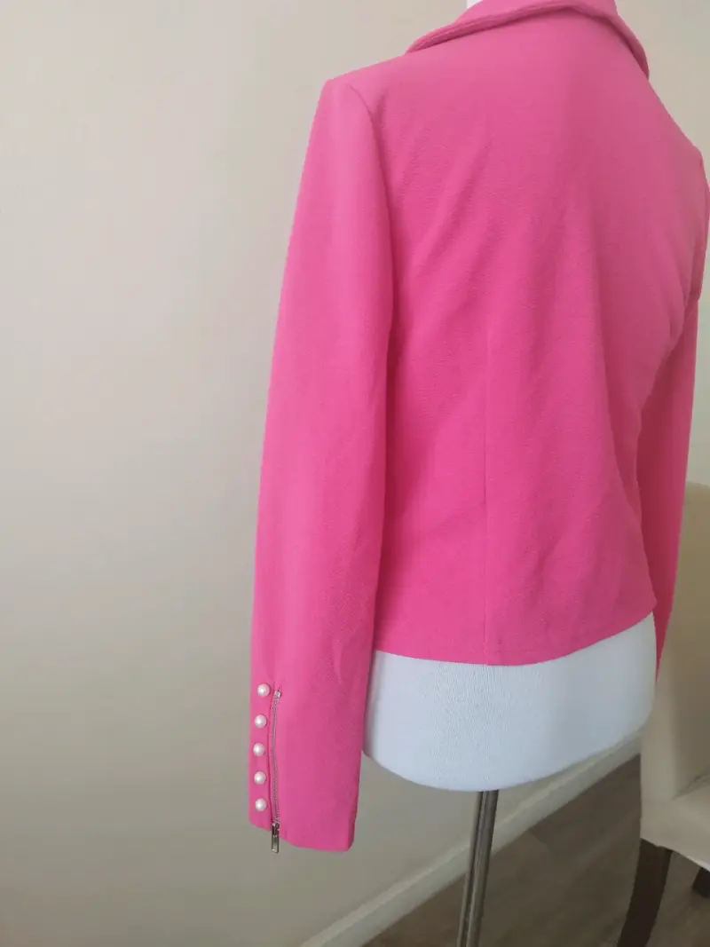 Blazer fucsia con botones decorativos - 1