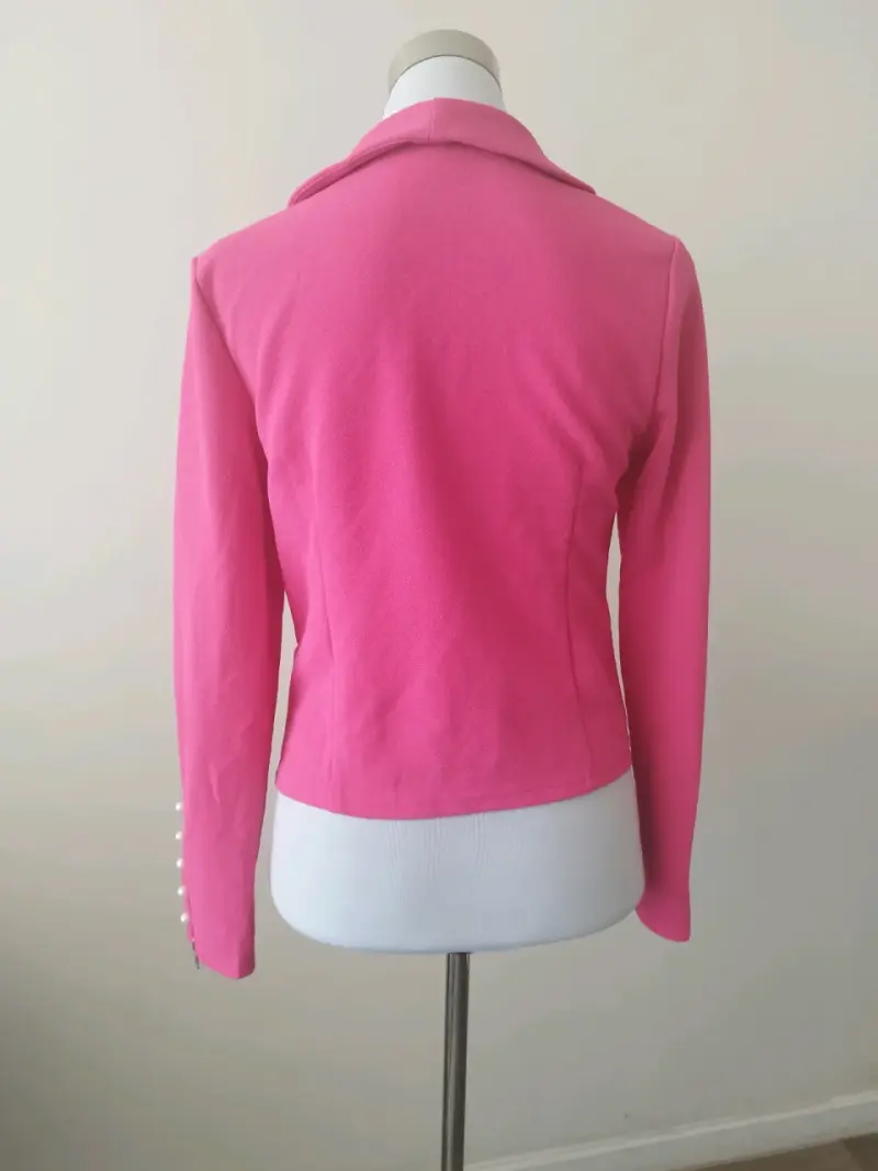 Blazer fucsia con botones decorativos - 2