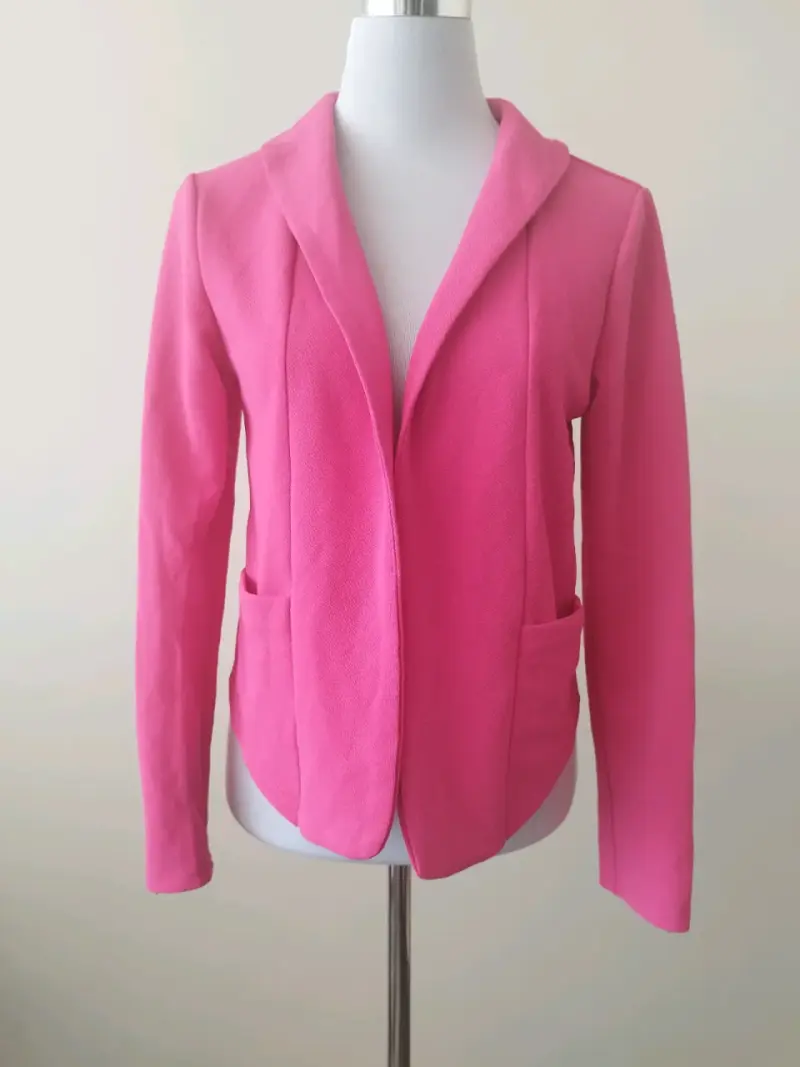 Blazer fucsia con botones decorativos - 3