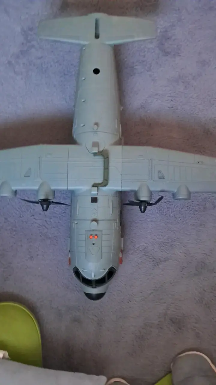 Avión de juguete gris con hélices - 1