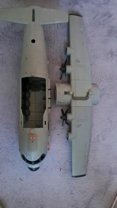 Avión de juguete gris con hélices - miniatura 2