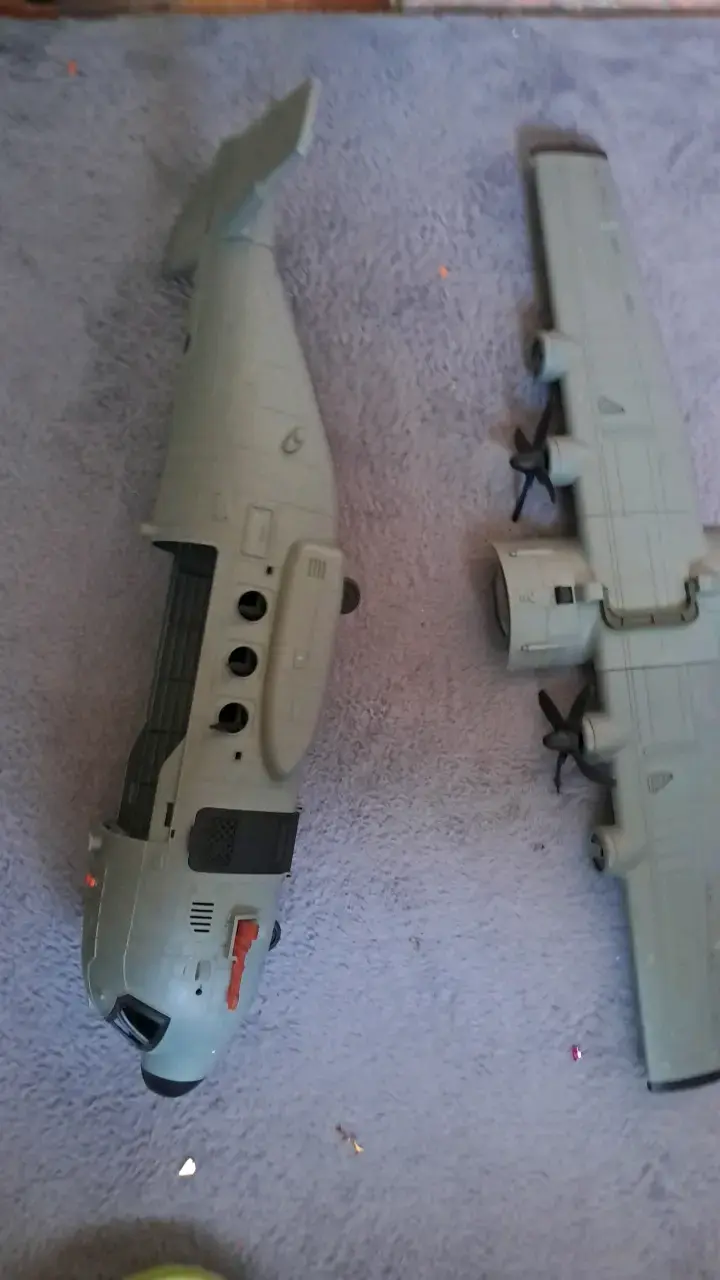 Avión de juguete gris con hélices - 4