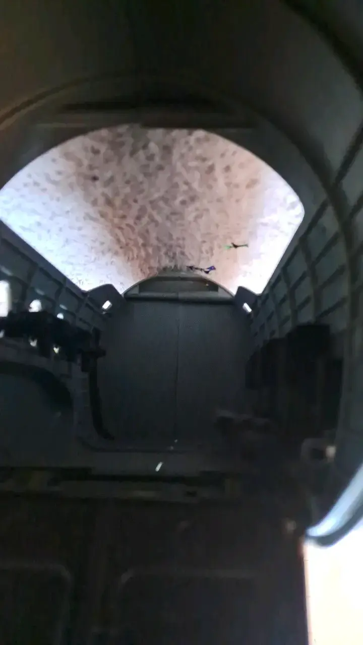 Avión de juguete gris con hélices - 5