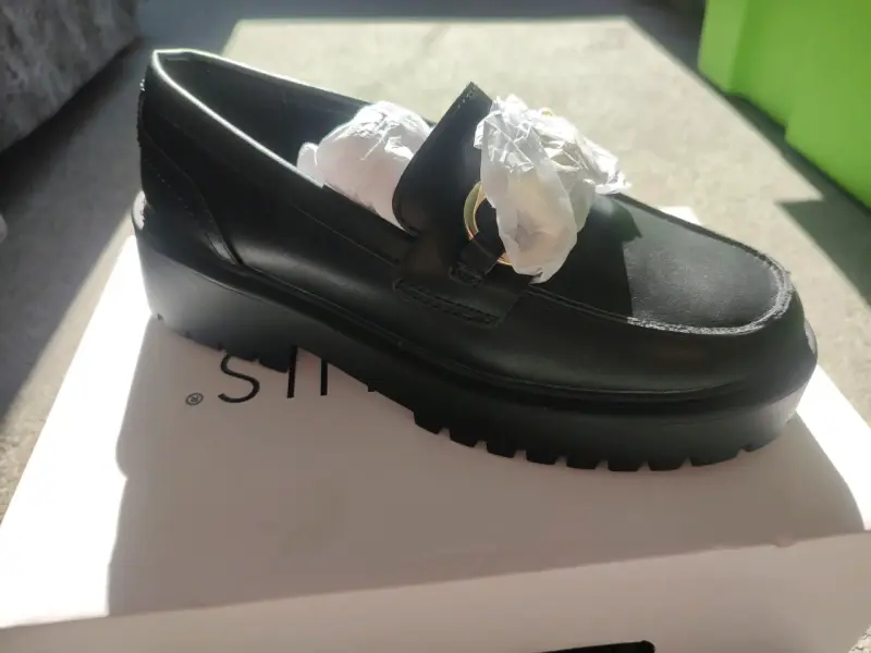 Zapato mocasín negro con detalle dorado - 1