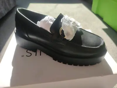 Zapato mocasín negro con detalle dorado - miniatura 2