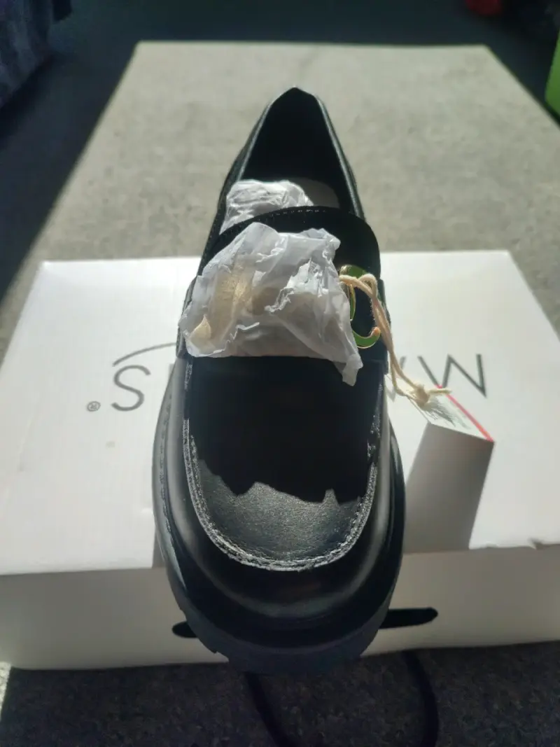 Zapato mocasín negro con detalle dorado - 3