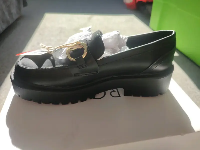 Zapato mocasín negro con detalle dorado - 4