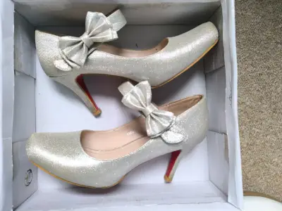Botines amarillos de charol con hebilla - miniatura 3