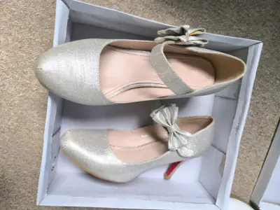 Botines amarillos de charol con hebilla - miniatura 4