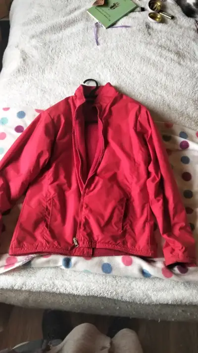 Chaqueta roja impermeable para mujer - miniatura 1