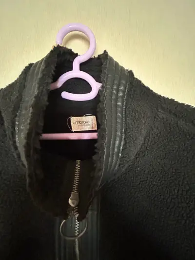 Chaqueta negra de lana con cierre - miniatura 2