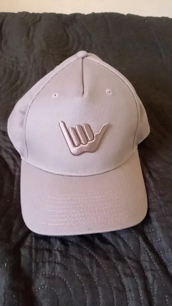 Gorra gris con diseño de mano - 1