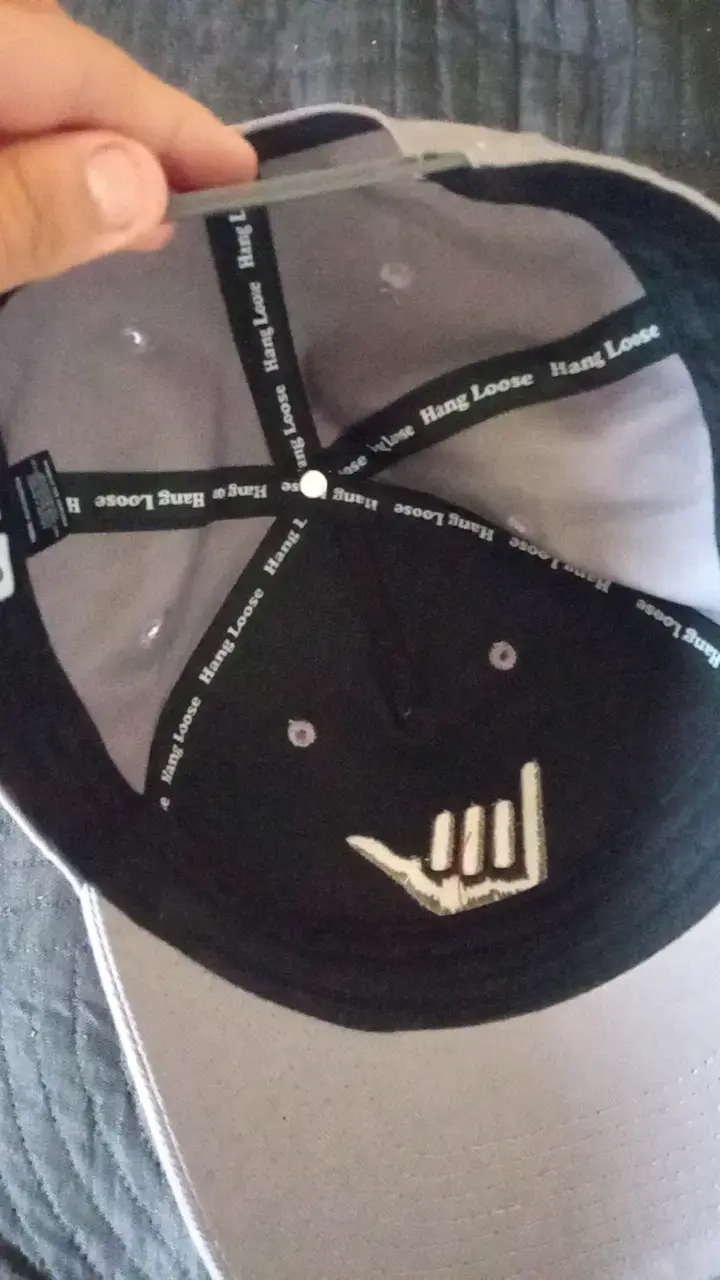 Gorra gris con diseño de mano - 2