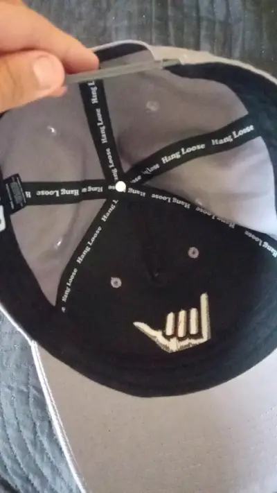 Gorra gris con diseño de mano - miniatura 2