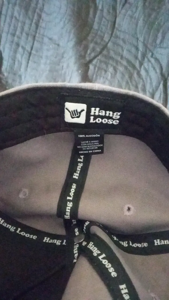 Gorra gris con diseño de mano - 3